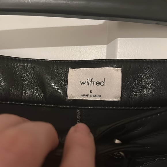 ARITZIA WILFRED SIZE 6 leather leggings. Small stain on front (see video and pic - Picture 5 of 9